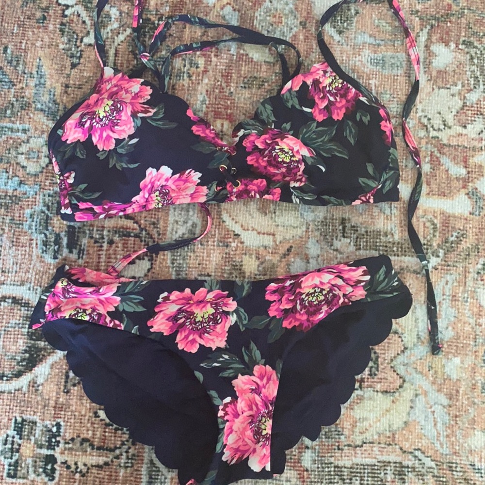 Xhilaration floral scalloped bikini